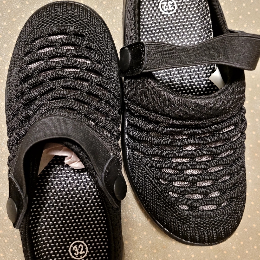 Mesh breathable sleepers/ sneakers Size Eu 32